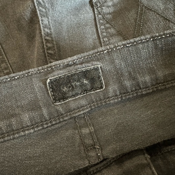 The Pixie Ankle Fray Jeans in Not Guilty
MOTHER denim
Black wash
Size 28 - Picture 2 of 11